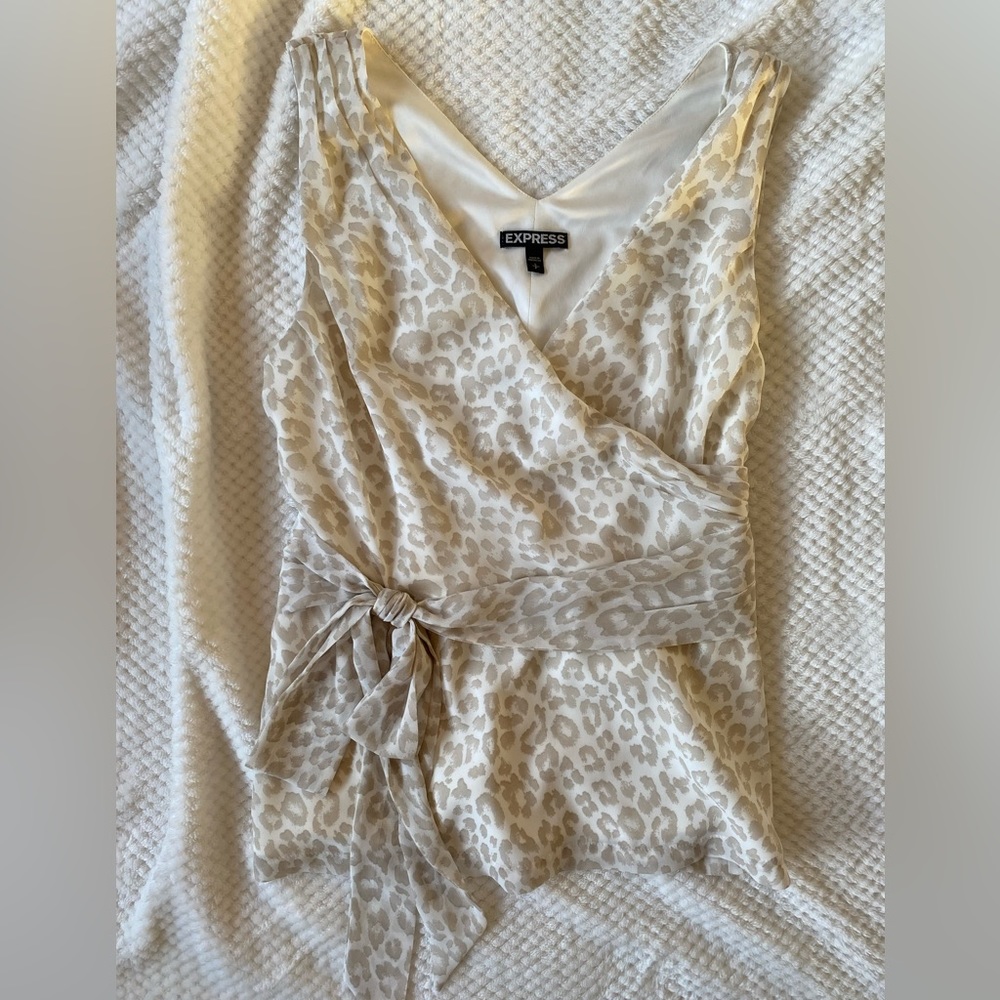 Subtle Leopard Print Express Lightweight Top - image 1